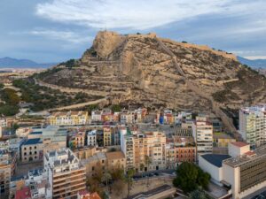Alicante ville dangereuse, panorama de la ville avec le château de Santa Bárbara en arrière-plan illustrant la vigilance nécessaire pour les voyageurs